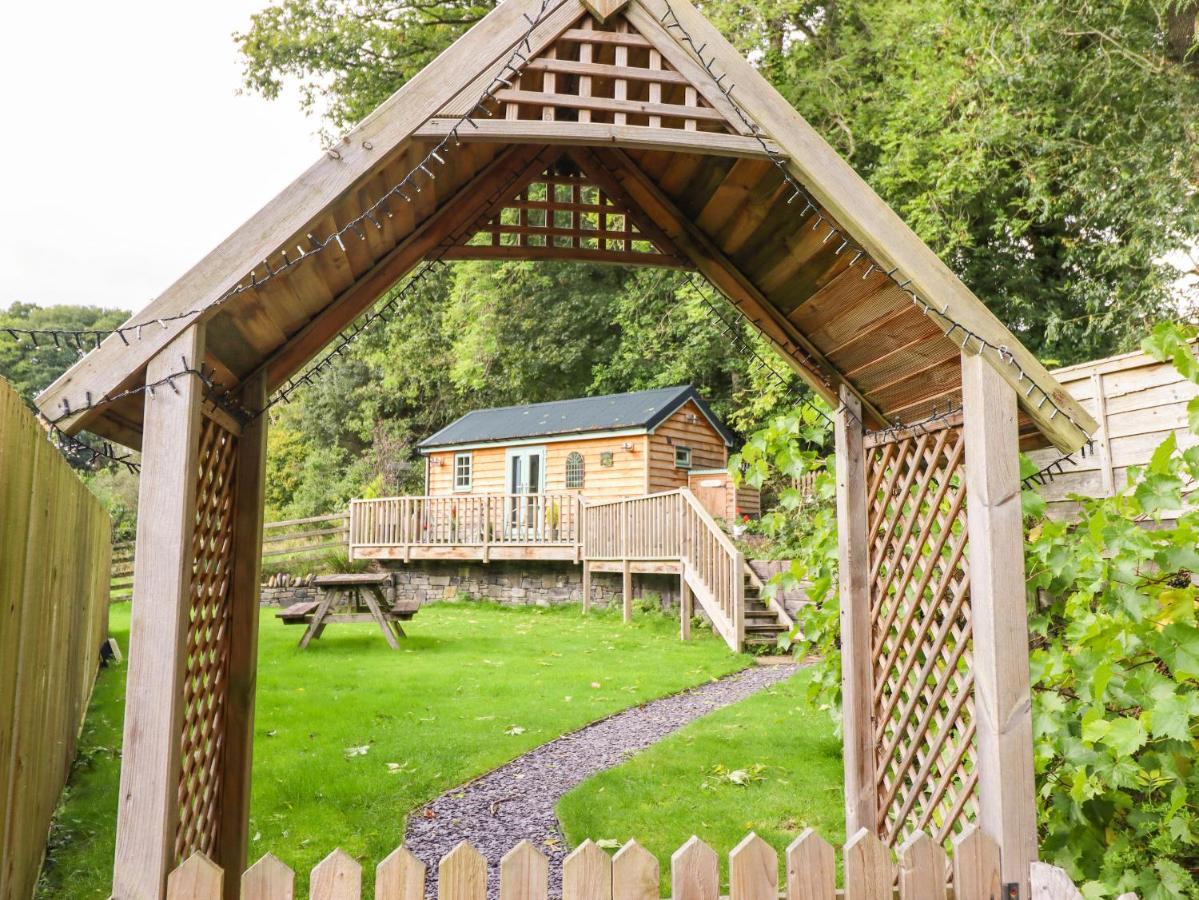 Chateau Petit Caersws Exterior photo