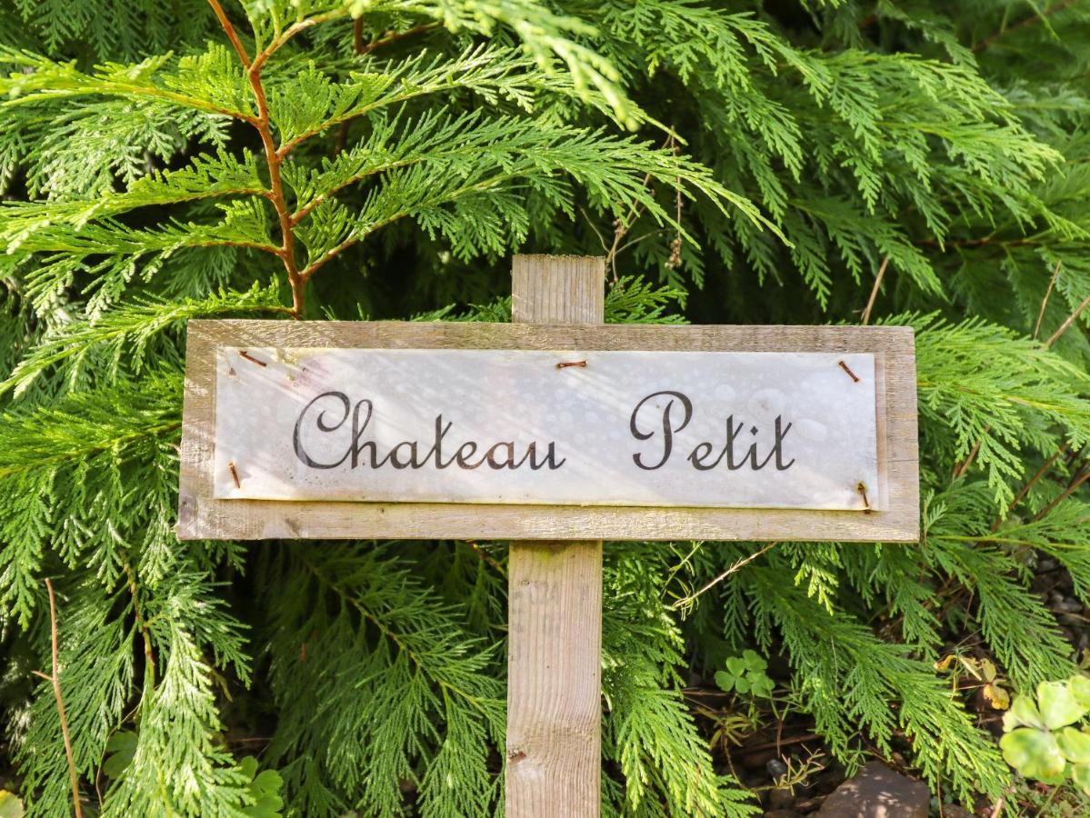Chateau Petit Caersws Exterior photo