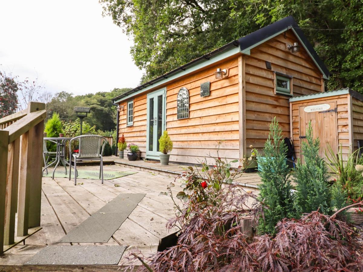 Chateau Petit Caersws Exterior photo